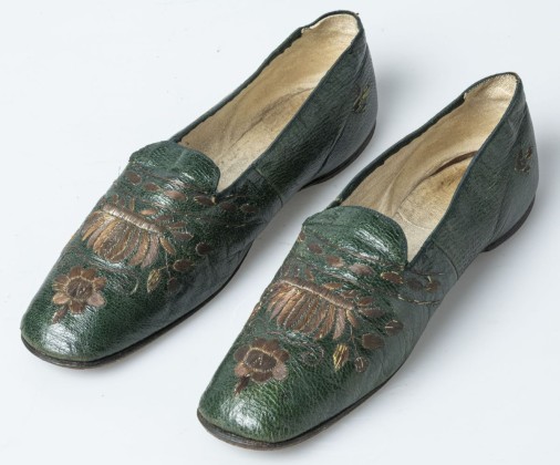 Damenschuhe mit gestickten Astern und Rosen in Gold- und Silberfaden, aus dem Haushalt der Familie Bachmann, Besitzerin von Schloss Frauenfeld