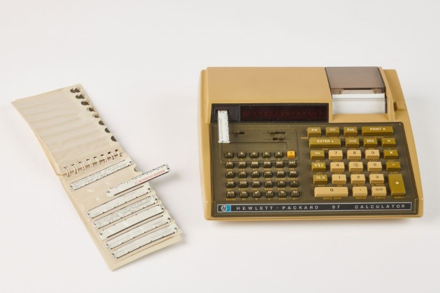 Tischrechner HP 97, frühe programmgesteuerte Rechenmaschine (Kalkulator), eingesetzt für wiederkehrende Rechenoperationen im Amt für Geoinformation Thurgau