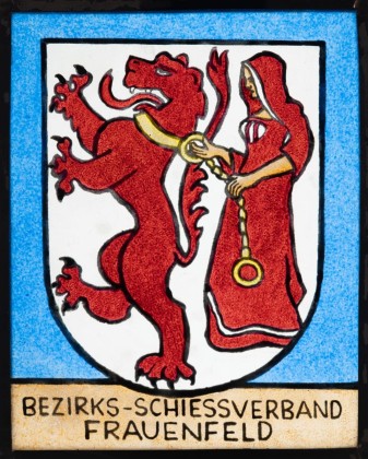Glasmalerei: Wappenscheibe vom Bezirksschiessverband Frauenfeld, Schenkung des Thurgauer Kantonalschützenverbands