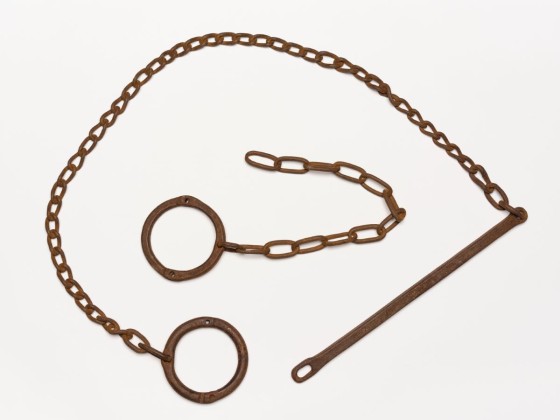 Fussfesseln mit Kette aus der Strafanstalt Tobel