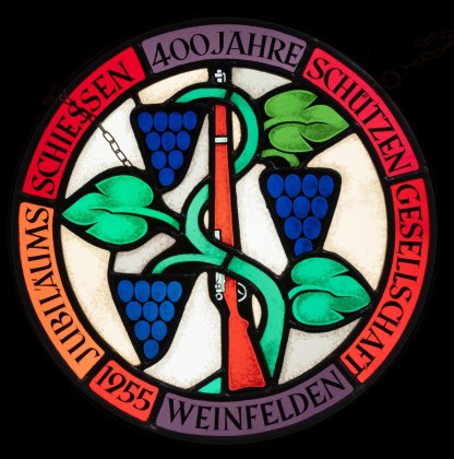 Glasmalerei: Runde Wappenscheibe zum 400-jährigen Jubiläum des ersten Schützenfestes in Weinfelden, ausgegeben von der Schützengesellschaft Weinfelden, Schenkung des Thurgauer Kantonalschützenverbands