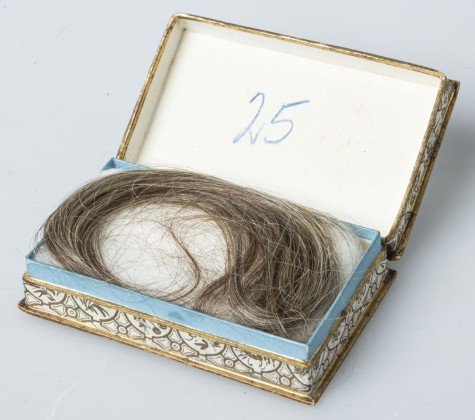 Haarlocke in Schachtel verpackt als Andenken an eine geliebte Person, aus dem Haushalt der Familie Bachmann, Besitzerin von Schloss Frauenfeld