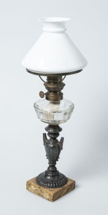 Petroleumlampe mit Kosmosbrenner (Argand-Lampe), aus dem Haushalt der Familie Bachmann, Besitzerin von Schloss Frauenfeld