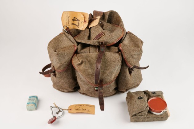 Militär-Rucksack von Judith Althaus (1923–2015), Fahrerin beim Frauenhilfsdienst in der Sanitäts-Transport-Kolonne III/31, mit Putzzeug, Soldaten-Liederbuch, Ledergurt, Lederriemen, Schloss und «Schlüssel für Heidi's Wäschesack», aus dem Haushalt der Familie Althaus, Industrielle in Amriswil