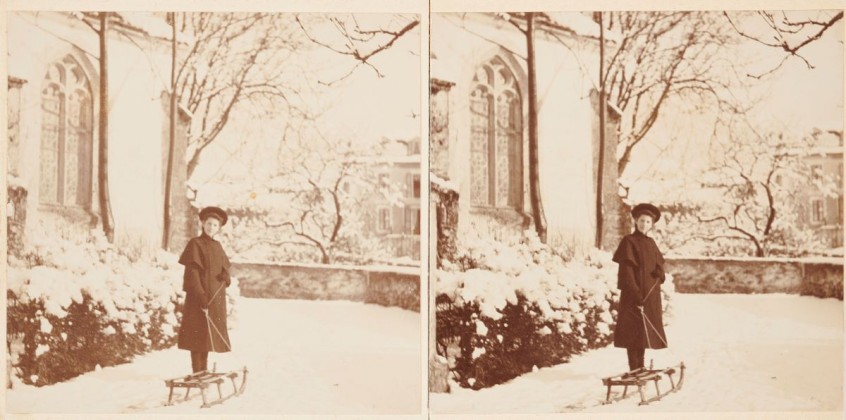 Fotografie: Stereobild mit zwei Aufnahmen von Clara Gertrud Bachmann (1890–1914) mit Schlitten