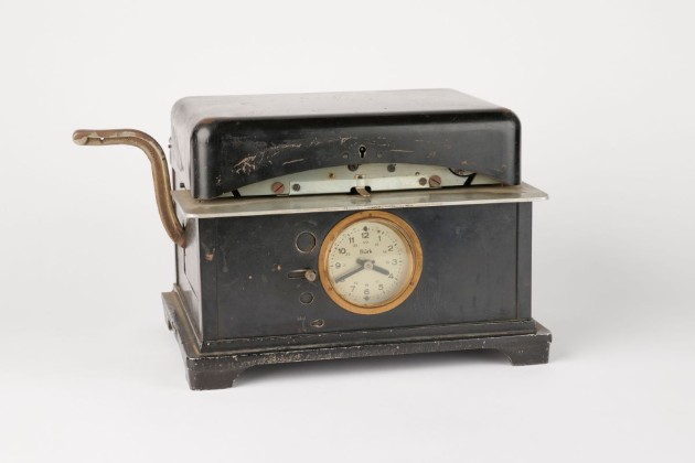 Uhr: Stech- bzw. Stempeluhr, im Einsatz in der Eisenkonstruktionswerkstätte und Kunstschlosserei Tuchschmid in Frauenfeld (1849–2019)