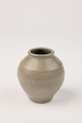 Jadefarbene, kleine Vase aus der Keramiksammlung von Lisa Christen-Züst