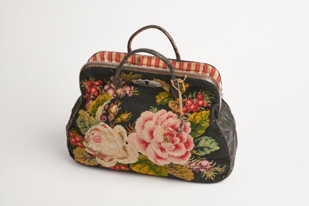 Damentasche: Reisetasche mit gestickten Rosen auf schwarzem Grund