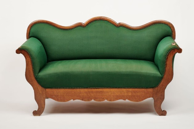 Sofa im Biedermeier-Stil mit geschwungenen Formen, gehörte zur Ausstattung des Benediktinerinnenklosters Münsterlingen und der später in den Konventsgebäuden eingerichteten Krankenanstalt