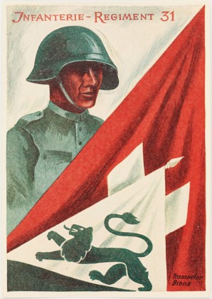 Postkarte: Soldat mit Kampfhelm des Thurgauer Infanterie-Regiments 31 hinter Schweizer und Thurgauer Fahne