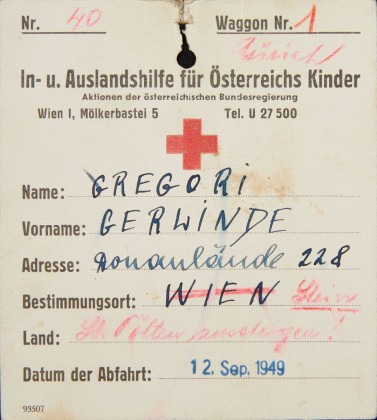 Namenskarte und Kinderpass von Gerlinde Mayer-Gregori aus Krems (AUT), einem 9-jährigen Kind aus kriegsversehrtem Gebiet, auf Initiative des Roten Kreuzes zur Erholung bei der Gastfamilie Dr. Schatzmann in Weinfelden 