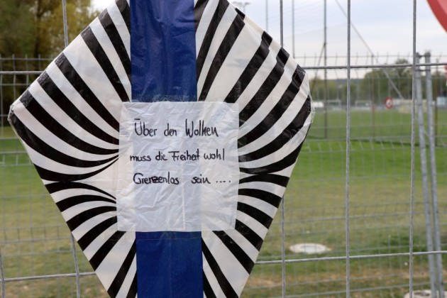  Der Drache hing im Frühling 2020 am temporär errichteten Doppelzaun zwischen Kreuzlingen und Konstanz.