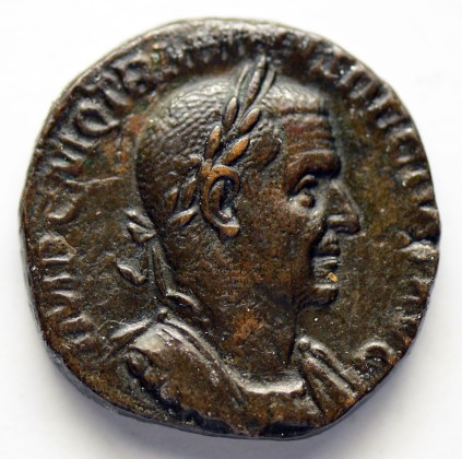Münze: Sesterz des römischen Kaiserreichs, geprägt in Rom zur Zeit von Kaiser Traianus Decius (249–251 n. Chr.)