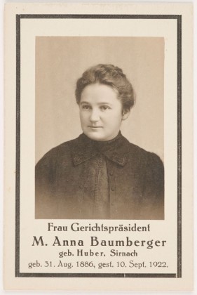 Todesanzeige der M. Anna Baumberger (1886–1922), geborene Huber aus Sirnach, Ehefrau des Gerichtspräsidenten im Bezirk Münchwilen, Totenzettel (Leidhelgeli) mit Gebet für die Verstorbene