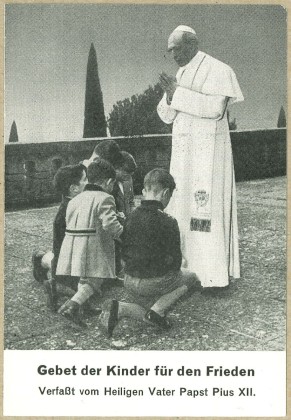 Grafik: Faltblatt mit Gebet für den Frieden mit der Abbildung von Papst Pius XII. (1939–1958) mit Kindern, veröffentlicht zur Zeit des Zweiten Weltkriegs