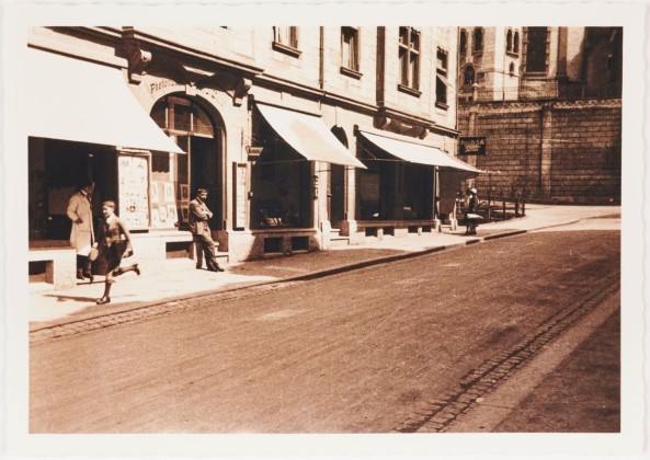 Fotografie: Ansicht der Oberstadtstrasse in Frauenfeld um 1930 mit dem Geschäft des Frauenfelder Fotografen Johann Weber(1922–1940)