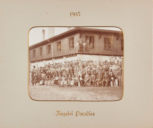 Fotografie: Gebäude der Ziegelei Paradies bei Schlatt (gegründet 1898) samt posierender Belegschaft