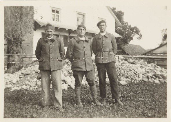 Fotografie: Polnische Internierte in Soldaten-Uniform bei Bauarbeiten in Wittershausen bei Aadorf zur Zeit des Zweiten Weltkriegs