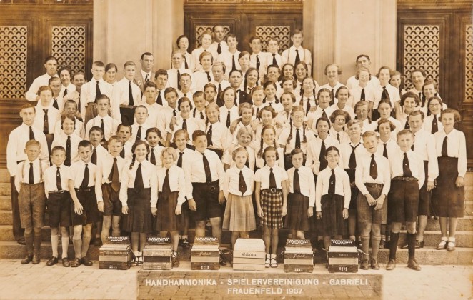 Fotografie: Gruppenporträt der Handharmonika-Spielervereinigung von Johann Gabrieli in Frauenfeld