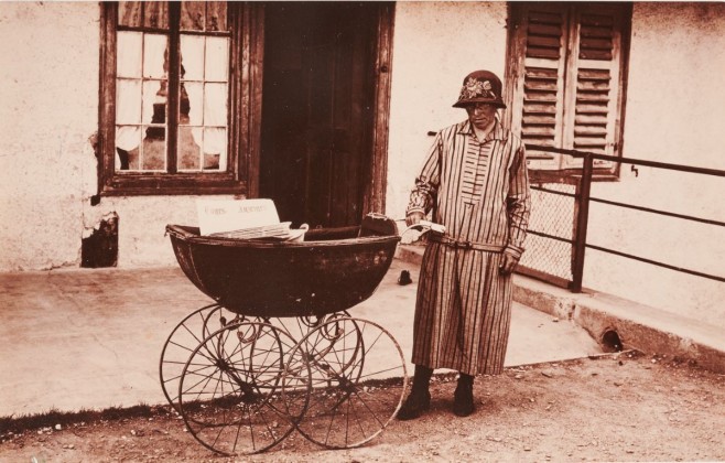 Fotografie: Die Zeitungsausträgerin Frau Meili auf ihrer Tour um die Häuser in Aadorf, ausgestattet mit einem Kinderwagen beladen mit Exemplaren des «Tages-Anzeigers»