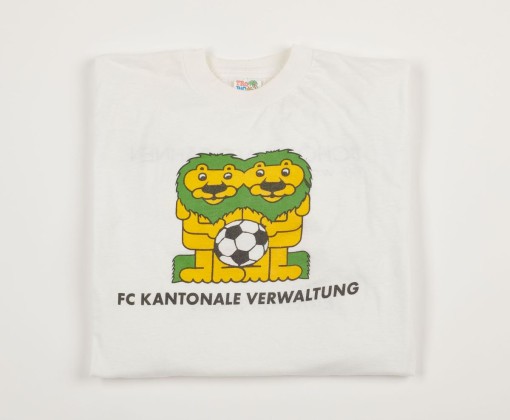 T-Shirt mit der Abbildung zweier Löwen, getragen von den Spielern des Fussballclubs «Kantonale Verwaltung»