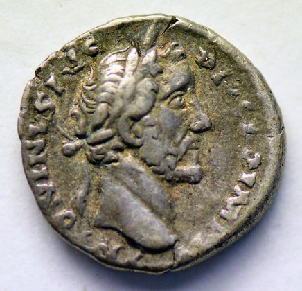 Münze: Denar des römischen Kaiserreichs, geprägt in Rom zur Zeit von Kaiser Antoninus Pius (138–161 n. Chr.)