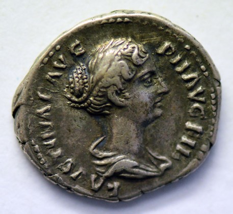 Münze: Denar des römischen Kaiserreichs, geprägt in Rom zur Zeit von Kaiser Antoninus Pius (138–161 n. Chr.) für seine Tochter Faustina die Jüngere (130–175 n. Chr.)
