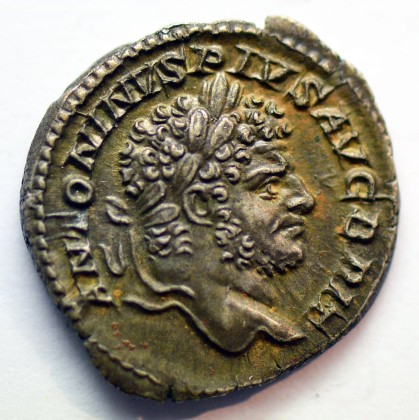 Münze: Denar des römischen Kaiserreichs, geprägt in Rom zur Zeit von Kaiser Caracalla (211–217 n. Chr.)