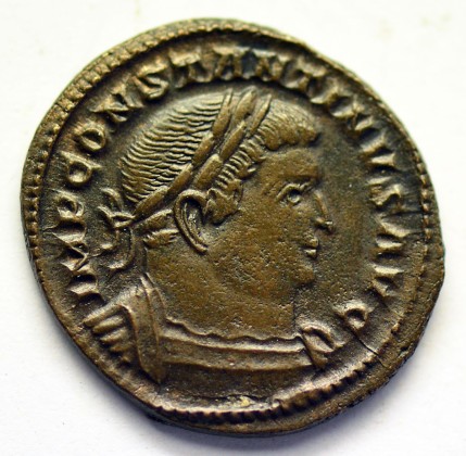 Münze: Aes 2-Münze des Römischen Kaiserreichs, geprägt in Treveri (heute Trier DEU) zur Zeit von Kaiser Constantinus I. (306–337 n. Chr.) 