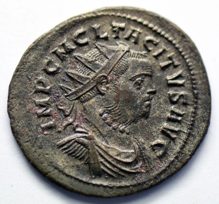 Münze: Antoninian des römischen Kaiserreichs, geprägt in Pavia zur Zeit von Kaiser Tacitus (275–276 n. Chr.)