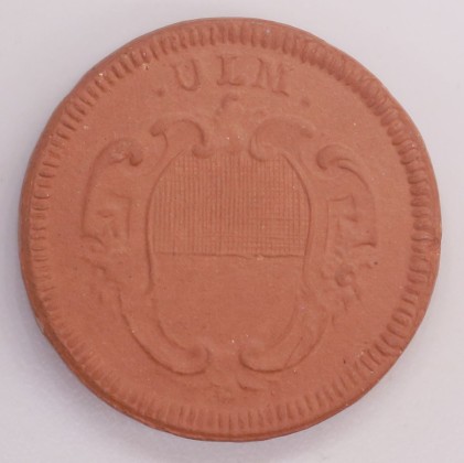 Münze: Keramische Nachbildung eines Kreuzers von 1773 der Stadt Ulm, hergestellt in Gaildorf (DEU), wahrscheinlich aus der Sammlung von Maria Walenta (1876–1961)