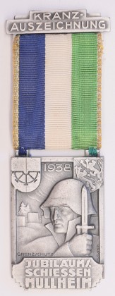 Medaille: Medaille vom Jubiläumsschiessen 1939 in Müllheim, Kranzauszeichnung am Seidenband, hergestellt in Le Locle