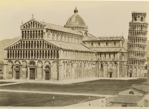 Fotografie: Dom Santa Maria Assunta und der Schiefe Turm von Pisa, aus der Fotografie-Sammlung der Familie Bachmann, Besitzerin von Schloss Frauenfeld