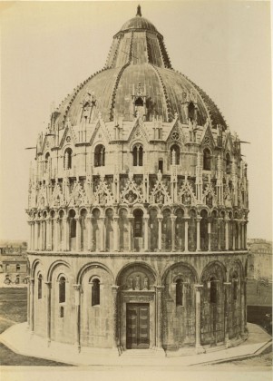 Fotografie: Das Baptisterium (Taufkirche) des Doms Santa Maria Assunta in Pisa, aus der Fotografie-Sammlung der Familie Bachmann, Besitzerin von Schloss Frauenfeld
