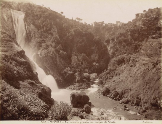 Fotografie und Grafik: Wasserfall und Tempel der Vesta (Göttin des Herdfeuers) in Tivoli, aus der Sammlung der Familie Bachmann, Besitzerin von Schloss Frauenfeld