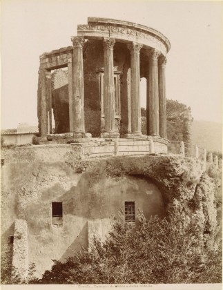 Fotografie und Grafik: Tempel der Vesta (römische Göttin des Herdfeuers) und Sybille (griechische Prophetin) in Tivoli, aus der Sammlung der Familie Bachmann, Besitzerin von Schloss Frauenfeld