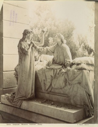 Fotografie: Marmorskulptur «Monumento da Passano» auf dem Monumentalfriedhof Staglieno in Genua, vom italienischen Bildhauer Pietro Costa (1849–1901), aus der Fotografie-Sammlung der Familie Bachmann, Besitzerin von Schloss Frauenfeld