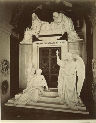 Fotografie: Reich ausstaffiertes Denkmal mit Marmorskulpturen «Monumento Patrone» auf dem Monumentalfriedhof Staglieno in Genua, vom italienischen Bildhauer Santo Varni (1807–1885), aus der Fotografie-Sammlung der Familie Bachmann, Besitzerin von Schloss Frauenfeld