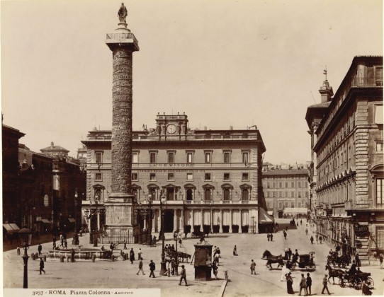 Fotografie: Weitblick auf die Piazza Colonna in Rom mit der Ehrensäule des römischen Kaisers Marc Aurel (121–180), aus der Fotografie-Sammlung der Familie Bachmann, Besitzerin von Schloss Frauenfeld