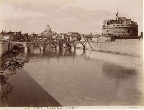 Fotografie: Engelsbrücke über den Fluss Tiber und Engelsburg, dahinter die Kirche St. Peter (Petersdom) in Rom, aus der Fotografie-Sammlung der Familie Bachmann, Besitzerin von Schloss Frauenfeld