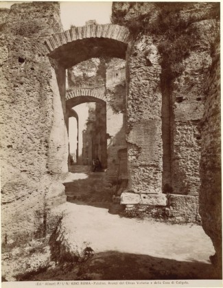 Fotografie: Überreste des Weges «Clivus Victoriae» auf dem Palatin in Rom, aus der Fotografie-Sammlung der Familie Bachmann, Besitzerin von Schloss Frauenfeld