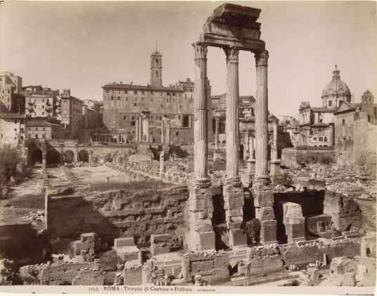 Fotografie: Tempel der Dioskuren Castor und Pollux (Zwillingssöhne des Zeus und der Leda) auf dem Forum Romanum, aus der Fotografie-Sammlung der Familie Bachmann, Besitzerin von Schloss Frauenfeld