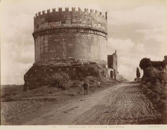 Fotografie: Grabmal der Caecilia Metella (Tochter des römischen Konsuls von 69 v. Chr.) an der Via Appia Antica in Rom, aus der Fotografie-Sammlung der Familie Bachmann, Besitzerin von Schloss Frauenfeld