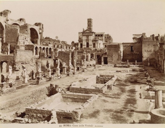 Fotografie: Wohnhaus der Vestalinnen (Priesterinnen der Vesta, römische Göttin des Herdfeuers) auf dem Forum Romanum in Rom, aus der Fotografie-Sammlung der Familie Bachmann, Besitzerin von Schloss Frauenfeld