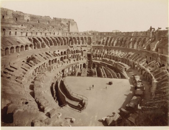 Fotografie: Innenansicht vom Kolosseum (Amphitheater) in Rom, aus der Fotografie-Sammlung der Familie Bachmann, Besitzerin von Schloss Frauenfeld