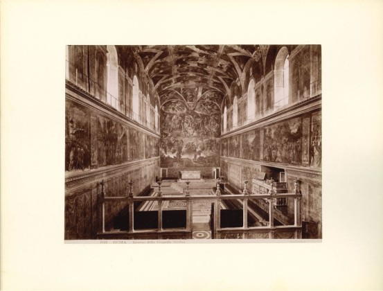 Fotografie: Innenraum der Sixtinischen Kapelle im Vatikan mit Wand- und Deckenfresken, aus der Fotografie-Sammlung der Familie Bachmann, Besitzerin von Schloss Frauenfeld 