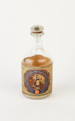 Kleine Flasche für Kondensmilch mit «Milchmädchen»