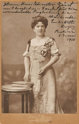 Fotografie: Porträt der Opernsängerin Emilie Welti-Herzog (1859–1923) mit Widmung an den Frauenfelder Musikdirektor Eugen Ulrich Züst (1871–1929)