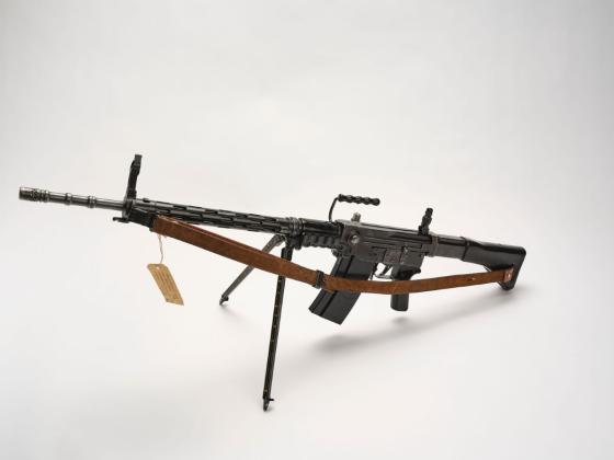 Sturmgewehr Modell 1957 (Stgw 57) der Schweizer Armee, Rückstosslader mit übersetztem Massenverschluss nach dem System Amsler, mit freistehendem Lauf, mit Dolchbajonett Modell 1957, aus dem Arsenal des Kantonalen Zeughauses Frauenfeld