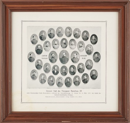 Fotografie: Gruppenporträt von 34 Offizieren des Thurgauer Bataillons 49 während der Grenzbesetzung in Genf vom 18. Januar bis 15. März 1871 unter dem Kommandanten Guhl aus Romanshorn